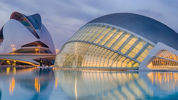 Ein modernes Gebäude vor einem grossen Pool.