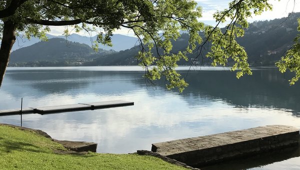 Blick auf den ruhigen Luganersee.