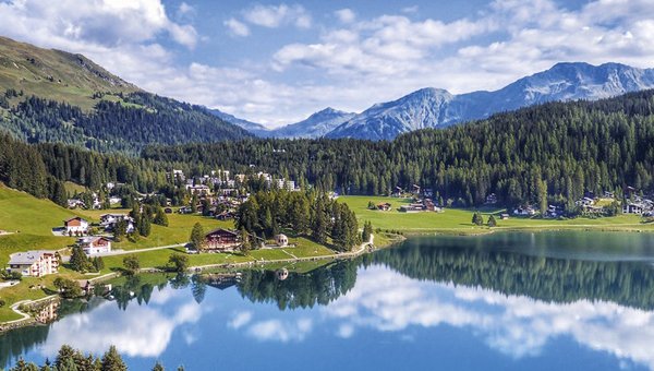 Eine Ausflugsgruppe in den Bergen.