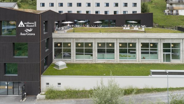 Jugendherberge Laax mit Sicht auf das Hallenbad mit Poollift