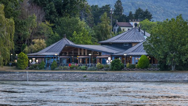 Restaurant am Ufer des flach abfallenden Strand von La Tène.