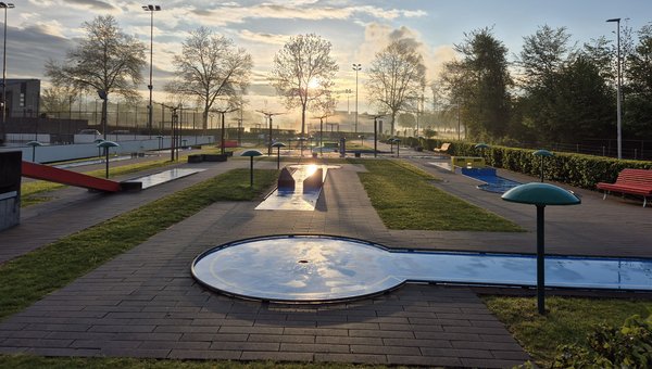 Die Minigolfbahnen im schönsten Abendlicht.