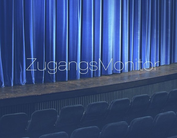 Ein leeres Theater oder Kino. Blick aus den Reihen auf die Bühne und den blauen, geschlossenen Vorhang