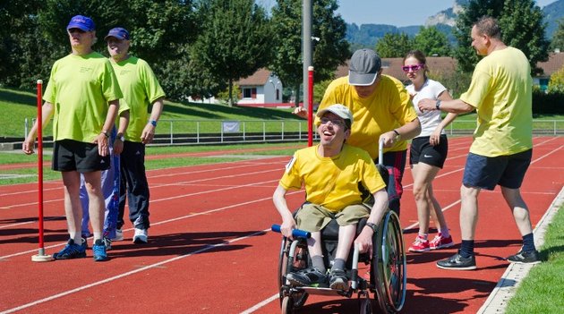 Teilnehmer des Sporttags bereiten ein Rennen vor.