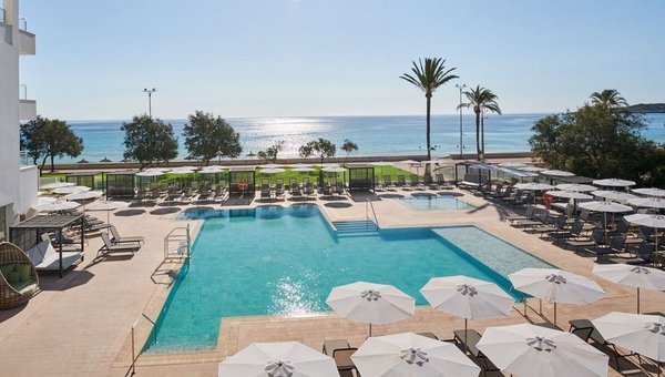 Schöner Pool mit Palmen und Meersicht