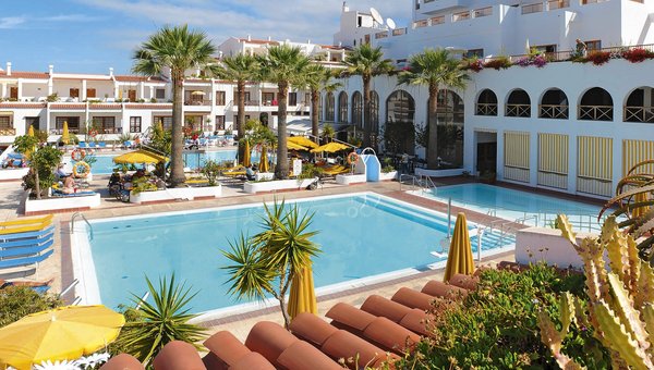 Spa & Sporthotel Mar y Sol, Los Cristianos, Bild vom Hotelkomplex mit Pool