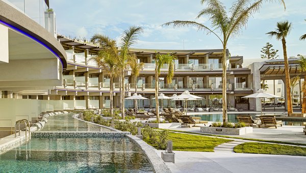 Nautilux Kreta.jpg Das Hotel Nautilux mit grossem Pool und Liegestühlen Sonnenschirmen und umsäumt mit ein paar Palmen
