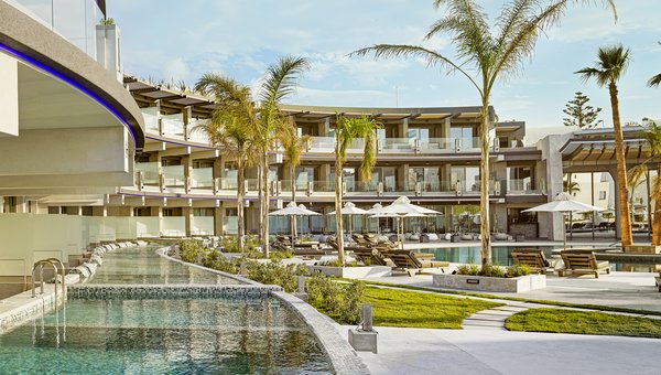  Das Hotel Nautilux mit grossem Pool und Liegestühlen Sonnenschirmen und umsäumt mit ein paar Palmen