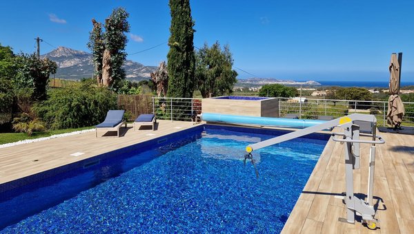 Schöner Pool umgeben von mediterraner Landschaft