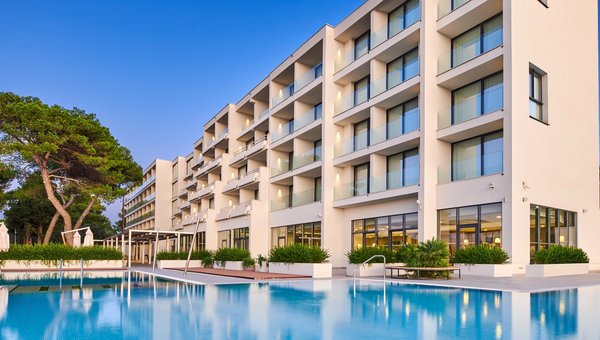 Hotel Sipar Plava Laguna, Umag, Pool und Hotelgebäude