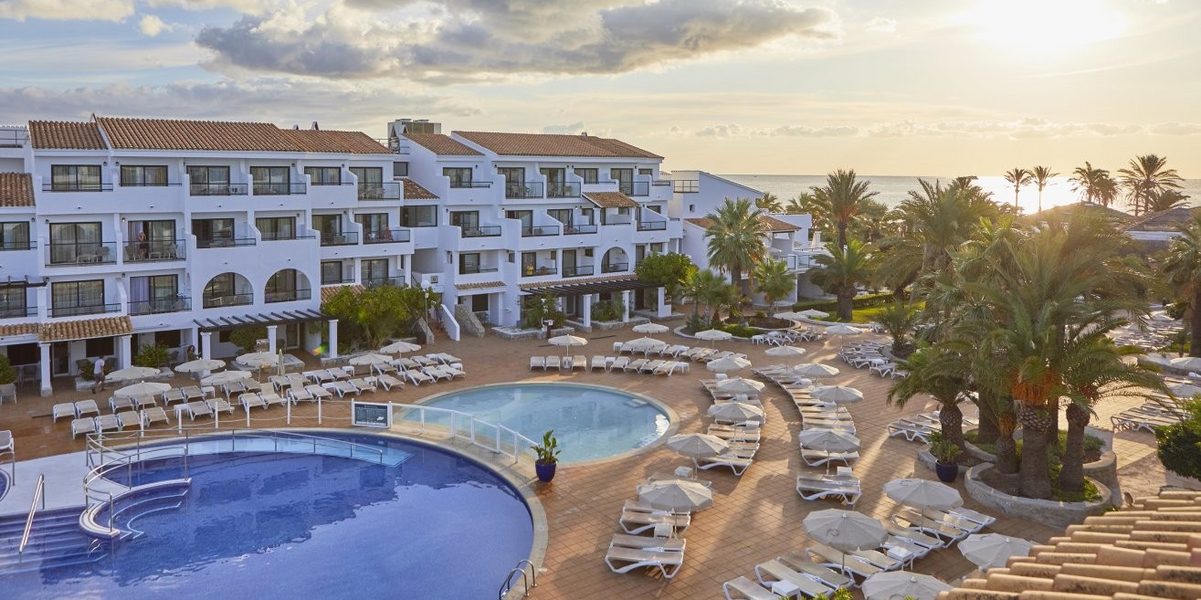 Fergus Style Bahamas****