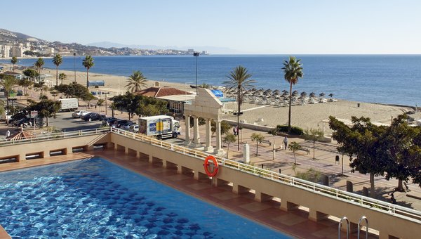 Hotel Ilunion, Fuengirola, Pool mit Sicht auf Strand und Meer