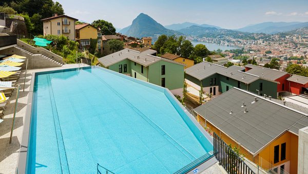 Reka Lugano Albolago, Pool mit Monte Bré im Hintergund