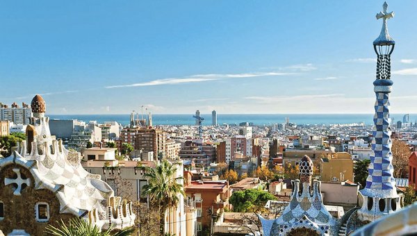 Sicht auf die Stadt Barcelona mit vielen, bunten Hochhäusern.