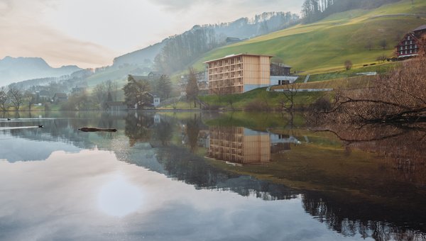 Das Hotel spiegelt im Sarnersee mystisch im leichten Nebel Das Hotel spiegelt im Sarnersee mystisch im leichten Nebel