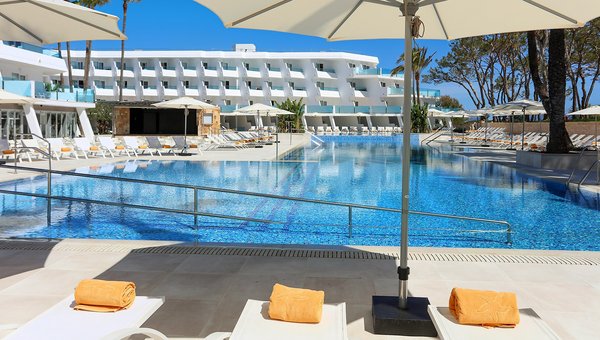 Iberostar, Playa de Muro, grosser Pool mit Hotel im Hintergrund