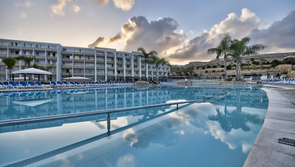Seabank Resort & Spa, Mellieha, grosser Pool mit Palmen und Hotel im Hintergrund