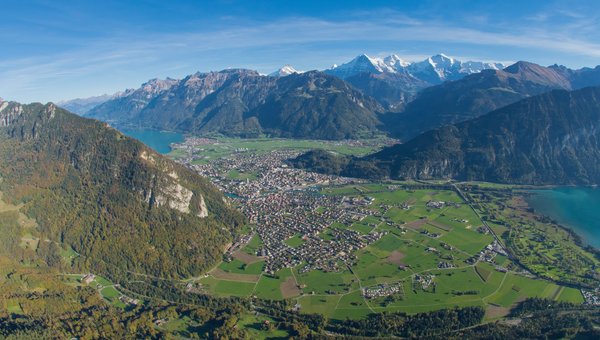Sicht aus der Luft auf Interlaken zwischen den beiden Seen, dem Brienzer- und dem Thunersee.