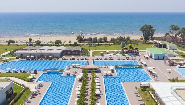 Blick auf die wundschöne Poolanlage. Im Hintergrund der Strand und das Meer