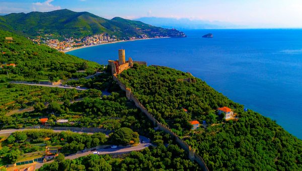Blick auf die Gegend von Noli und das Meer. In der Mitte das Castello di Monte Ursino.
