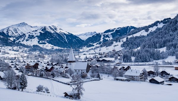 Eine schneebedecktes Tal, dass umzingelt von weissen Bergen ist 