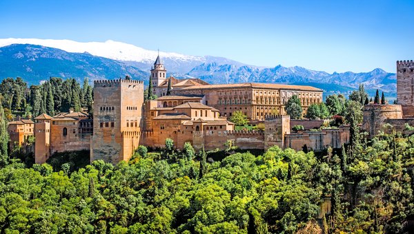 Blick auf die Burganlage Alhambra. Im Hintergrund sind die Berge.
