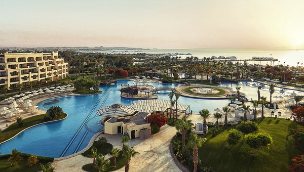 Steigenberger Al Dau, Hurghada, Hotelanlage mit riesigem Pool und Meer im Hintergrund
