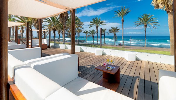 Hotel H10 Conquistador, Playa de las Americas, Lounge mit Sich auf Strand im Hintergergrund