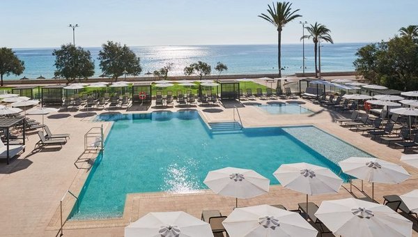 Schöner Pool mit Palmen und Meersicht