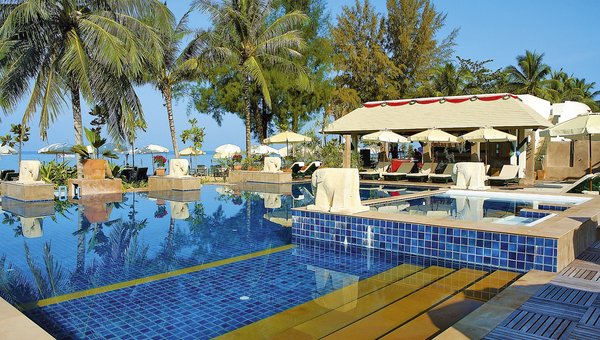 Baan Khaolak Resort, Khao Lak, Pool mit Palmen und Lounge