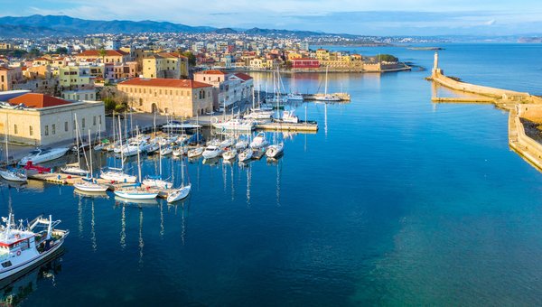Blick über den Hafen in Richtung Stadt