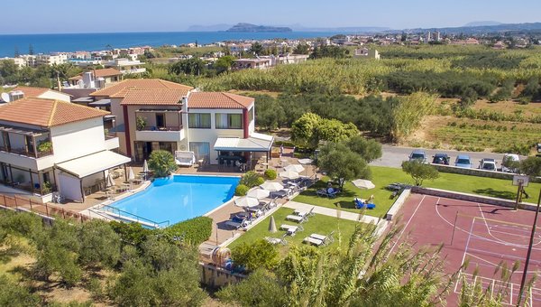 Das Eria Resort bestehend aus zwei Häusern und einem Pool.