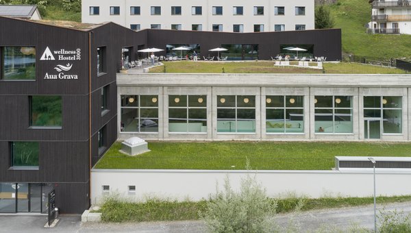 Jugendherberge Laax mit Sicht auf das Hallenbad mit Poollift