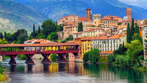 Blick auf die berühmte Holzbrücke Ponte degli Alpini in Bassano