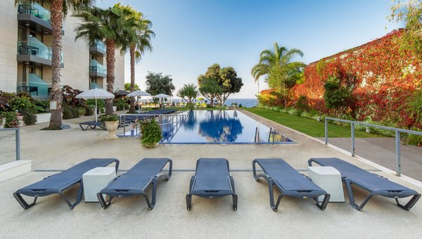 Golden Residence, Funchal, Pool, Liegestühle und Palmen