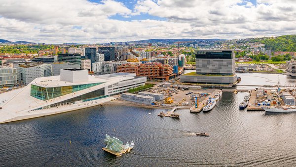 Sicht auf die Skyline von Oslo vom Wasser mit Opernhaus