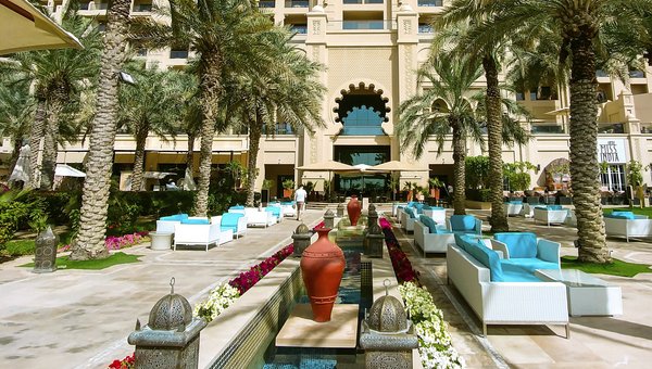 Blick auf das imposantes Grosshotel mit luxuriöser Umgebung