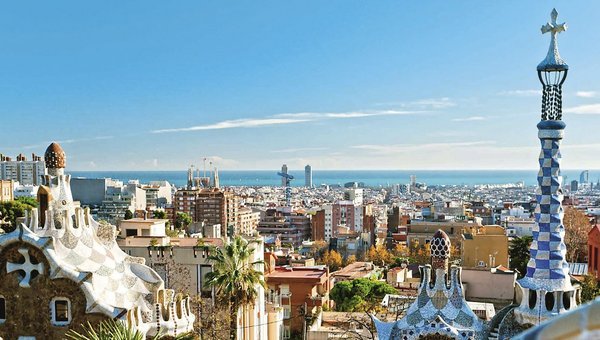 Sicht auf die Stadt Barcelona mit vielen, bunten Hochhäusern.