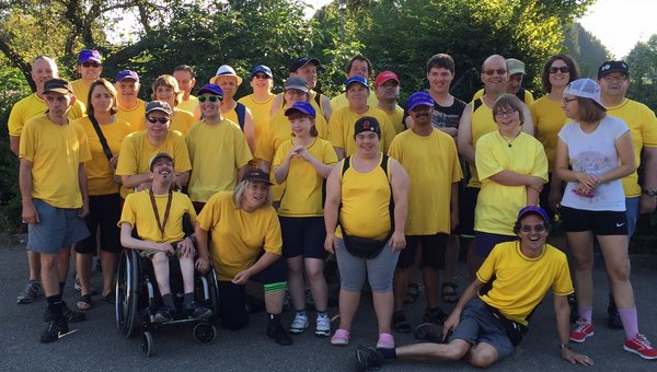 Ein Gruppenbild der Sportler und Sportlerinnen im gelben Vereins-Shirt