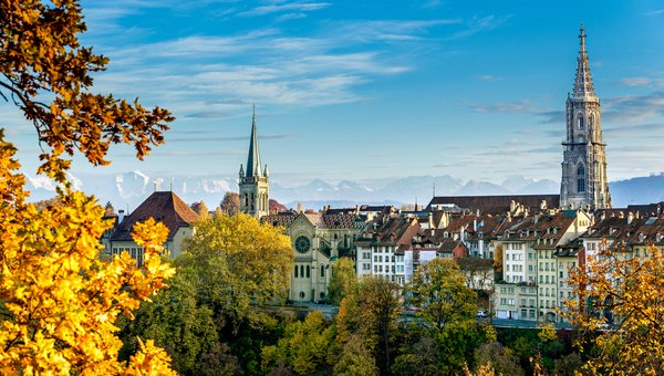 Die wunderschöne Berner Altstadt mit dem Münster, das weit in die Höhe ragt.